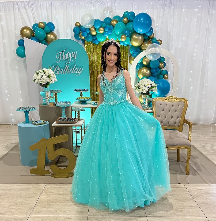 Festa de 15 anos decorada em tons de tiffany e dourado no salão Trampolim