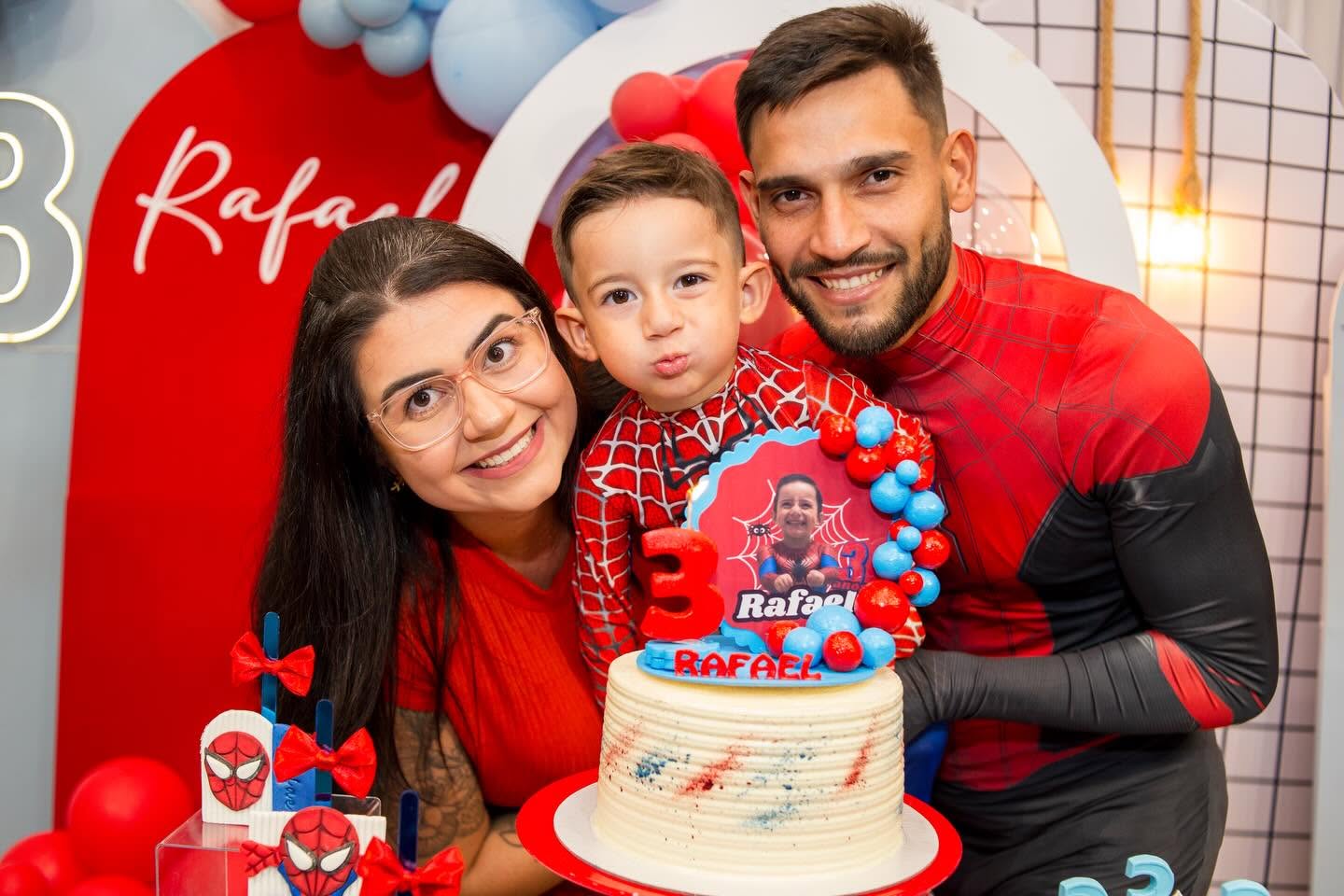 Família comemorando festa infantil com tema super-heróis no salão Trampolim