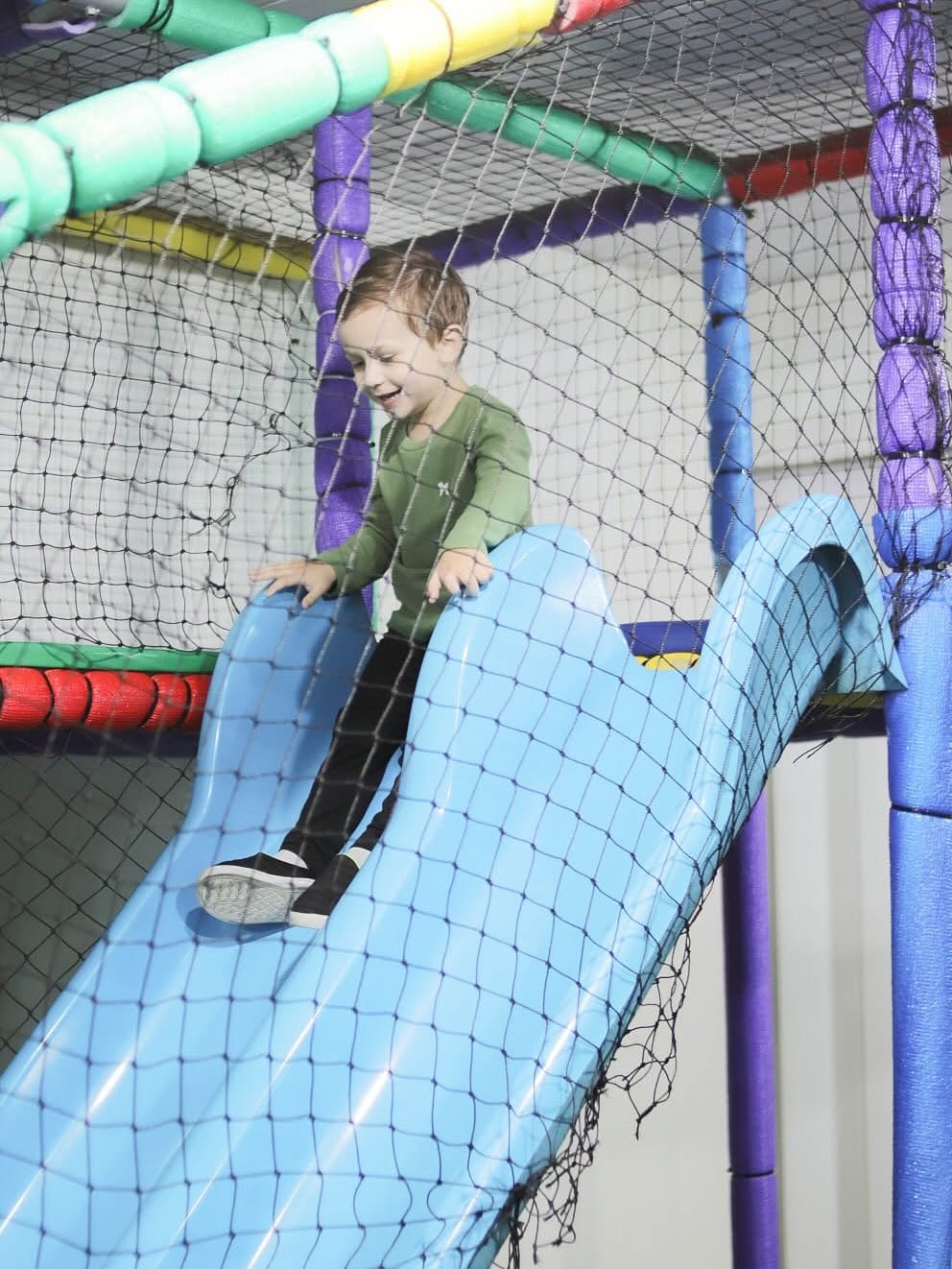 Área kids com piscina de bolinhas e brinquedos